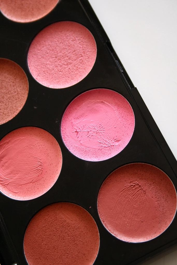 Palet met roze en koraalkleurige blush van dichtbij